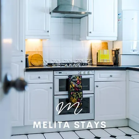 Spacious And Stylish 2 Bedroom Apartman