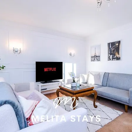 Apartman Spacious And Stylish 2 Bedroom *